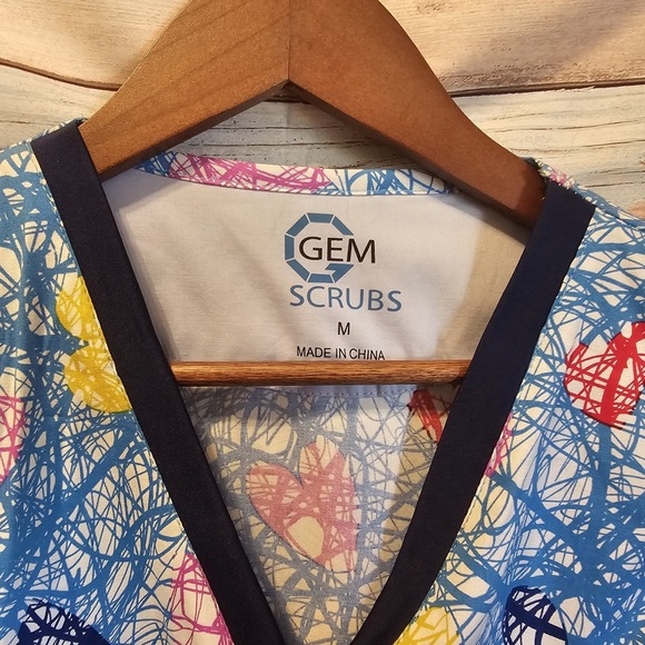 NWT Gem Scrubs Diamond Collection Womens Size M‎ Scribble Hearts Red Blue Yellow - Picture 2 of 10